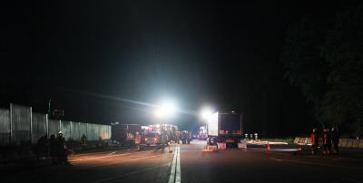 Gefahrgut-Lkw von Polizei angehalten - Auslaufendes Gefahrgut loest groesseren Einsatz aus auf der A5 bei Weingarten